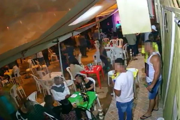 Homem se irrita com bombinha e esfaqueia pai de criança em praça; veja o vídeo do momento