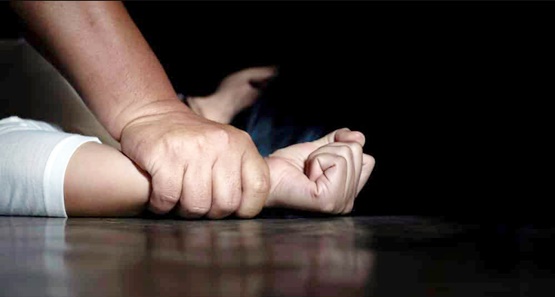  Idoso estupra deficiente mental mas é flagrado pela irmão da vítima e foge