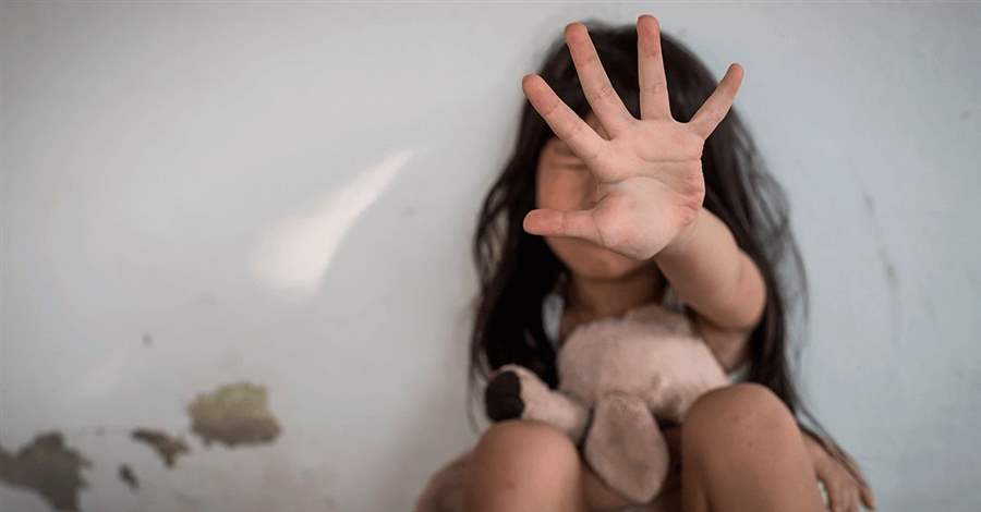 Homem acaricia partes íntimas da enteada e mãe toma satisfação e apanha