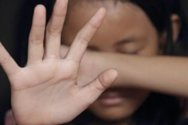 Criança de 11 anos envia mensagens de texto pelo Whatsapp pedindo socorro à mãe