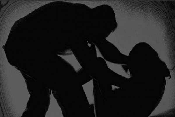 Mulher é estuprada pelo próprio sobrinho com ajuda de comparsa em matagal