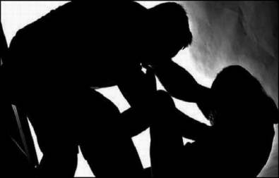 Homem agride e estupra namorada após ela negar relação sexual 
