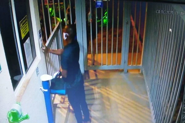 Câmeras flagraram suspeito de feminicídio deixando o local do crime; veja o vídeo
