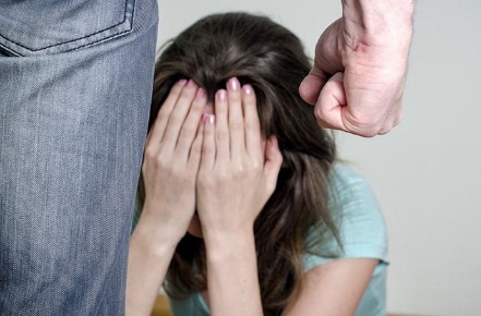 Homem agride esposa com bebê no colo com socos no rosto 