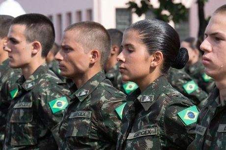 Militares devem se vacinar, usar máscara e não divulgar fake news, determina Exército