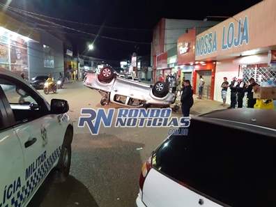 Caminhonete bate em pálio capota sobre uma moto na Avenida Jatuarana