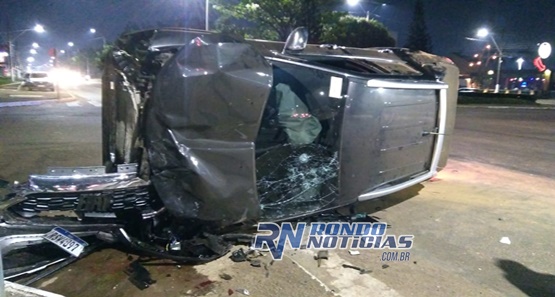 Acidente entre caminhonetes deixa um dos carros capotados na Jorge Teixeira