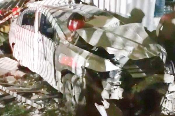 PC perde controle da direção, bate e derruba muro de igreja na capital