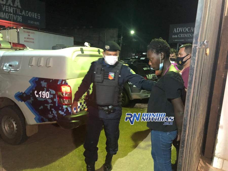 Jovem é presa ao ser flagrada furtando objetos em farmácia na capital

