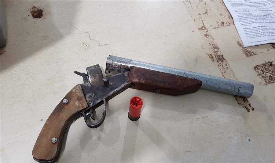 Polícia Militar prende casal discutindo com arma de fogo no carro
