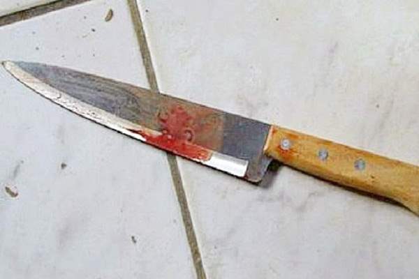 Por causa de celular, adolescente de 13 anos tenta matar madrasta a facadas