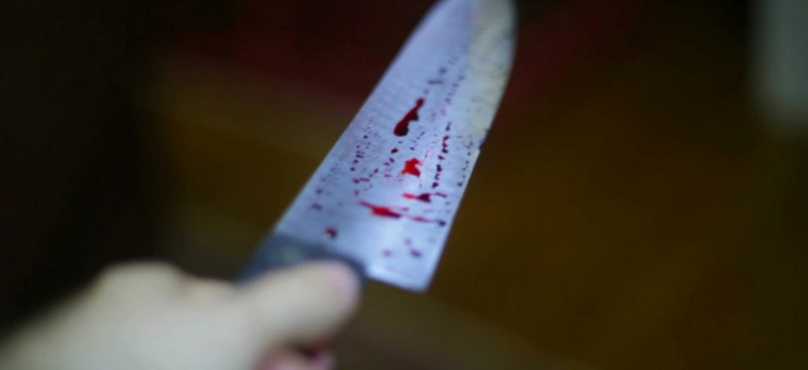 Homem tenta assassinar mulher a facada após discussão dentro de casa