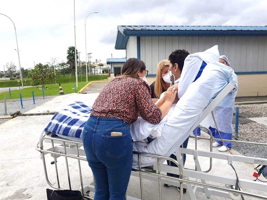 Paciente é levado para pátio de hospital e reencontra família
