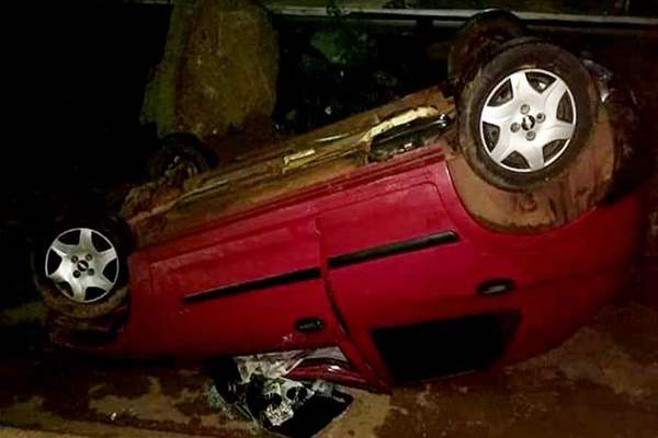 Carro capota na BR-364 e motorista foge antes da chegada da Polícia