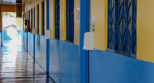 Parte de servidores da educação fazem paralisação cobrando reajuste
