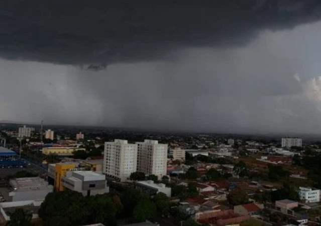 Tempo abafado deve provocar chuva em todas as regiões neste sábado
