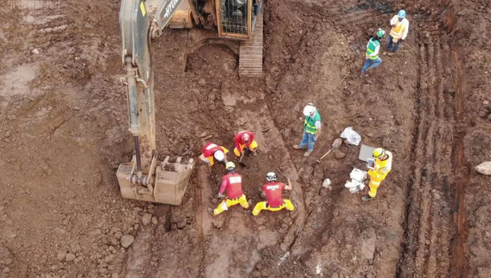 Bombeiros encontram ossada em área de buscas em Brumadinho após três anos 
