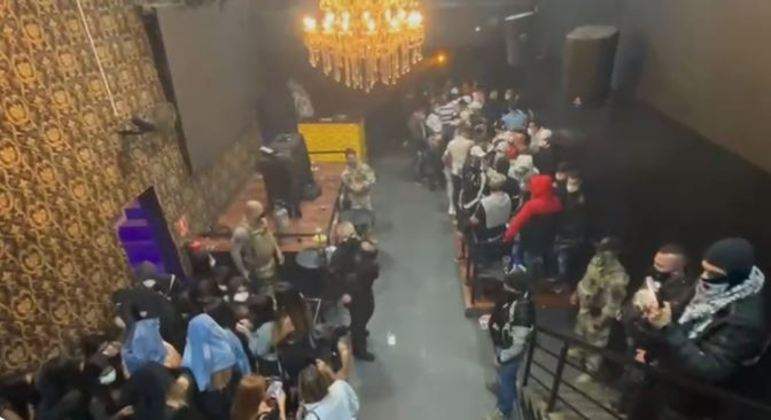 Polícia Civil encerra festa com mais de 100 pessoas em tabacaria de SP
