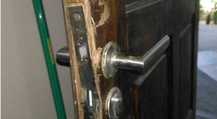 Homem arromba porta de casa, surra e ameaça esposa com faca