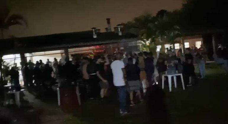 Polícia encerra festa clandestina com quase 150 pessoas em São Paulo 
