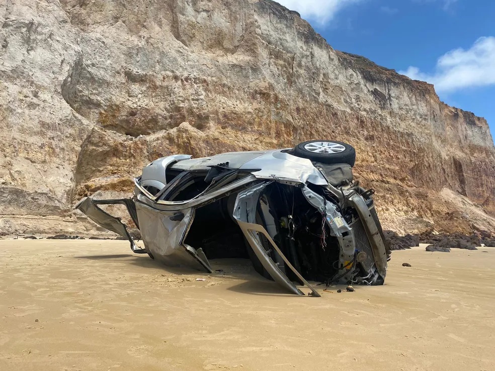 Carro cai de falésia na praia de Tabatinga, no Litoral Sul do Rio Grande do Norte
