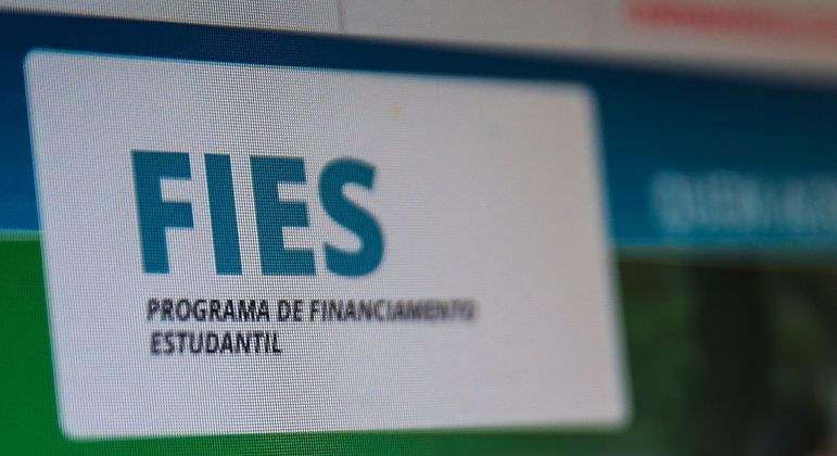 Ministério da Educação amplia o número de vagas do Fies; veja como se inscrever