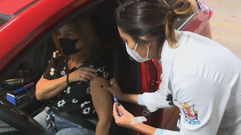 Filha enfermeira se emociona ao vacinar a própria mãe contra covid-19