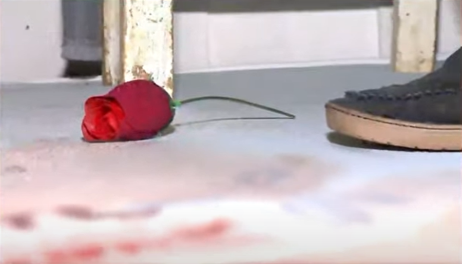 Corpo de mulher é achado com rosas, aliança nas mãos e frase escrita na testa