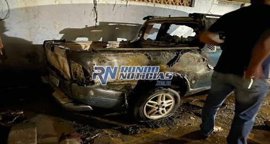  Pick-up Strada sofre incêndio na garagem de residência e fica destruída