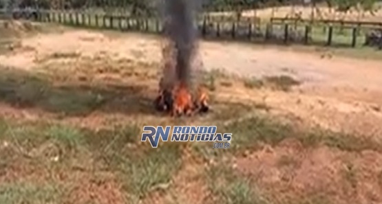 Moto de alta cilindrada explode após acidente e passageira tem fratura 