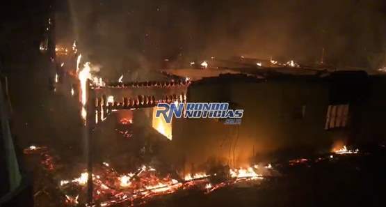 Incêndio de grandes dimensões destrói  residência no balneário Papo D’skina
