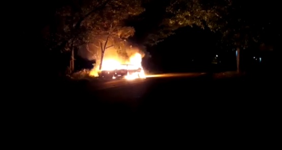 Honda Civic pega fogo e fica totalmente destruído em Candeias do Jamari