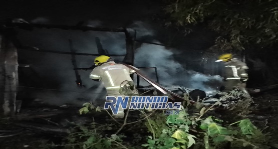 Incêndio deixa casa de madeira completamente destruída em Porto Velho