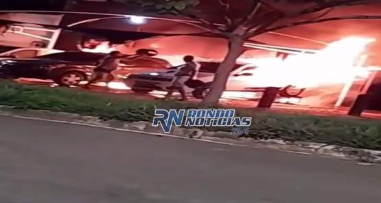 Incêndio, possivelmente criminoso, destrói 5 carros em pátio de revenda -VÍDEO