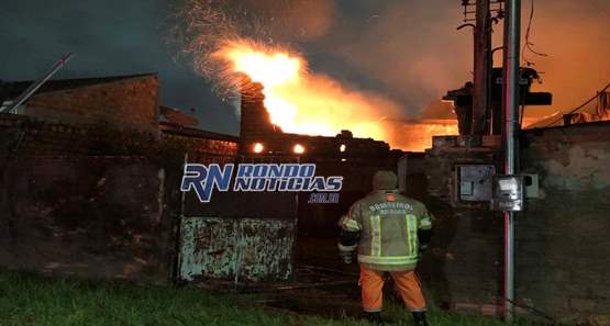Incêndio de grandes proporções destrói galpão de ferro velho na zona leste da capital
