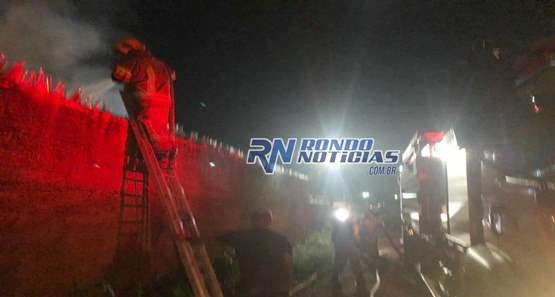 Incêndio de grandes proporções destrói residência em Porto Velho
