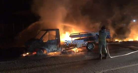 Caminhão pega fogo na BR 364 e chamas chegam e atingem a vegetação
