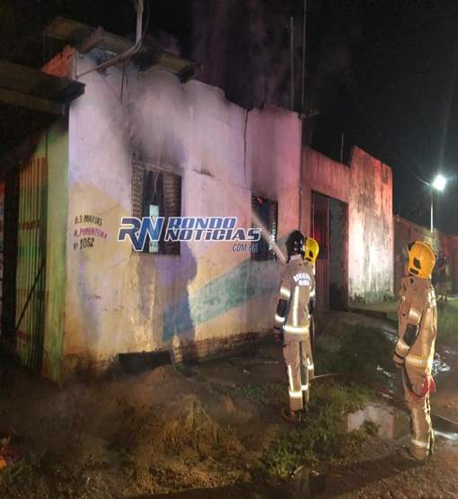 Incêndio destrói casa com menina de sete meses dentro; mãe estava em bar