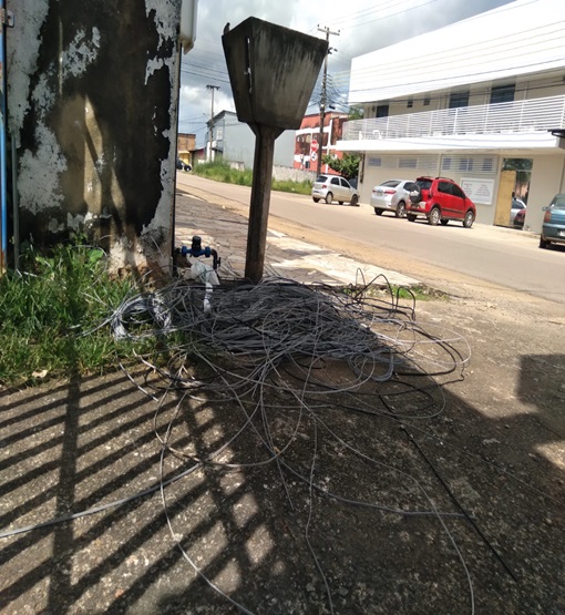 Empresas podem ser multadas em R$ 886.00 por fios descartados nas ruas