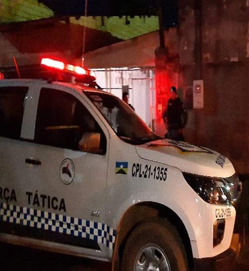 Policial à paisana troca tiros com bandidos e impede assalto em Loja de Ração 