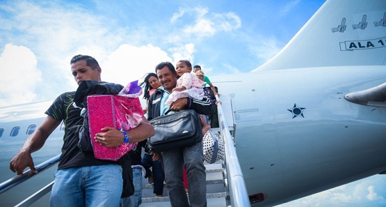 Metade dos venezuelanos refugiados que entram no Brasil decide ficar no país 