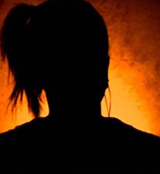 Garota de 13 anos confessa para mãe que homem que a abusou é seu namorado