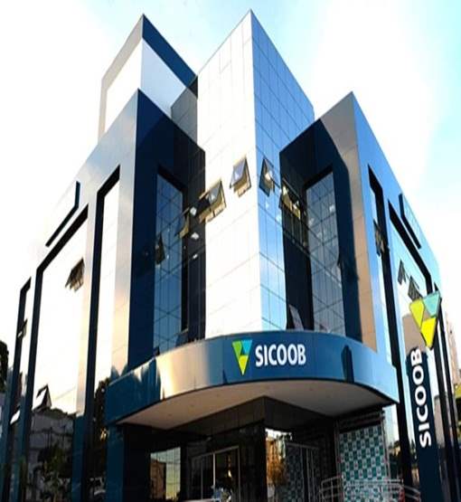 Dupla em moto rouba R$ 40 mil de empresário na frente do Sicoob 