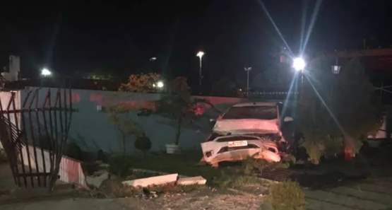 Jovem pega carro da mãe empresta para amigo e capota na Jorge Teixeira