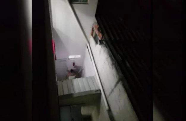 Mãe de ressaca espanca e ameaça de morte o próprio filho de 9 anos; veja vídeo
