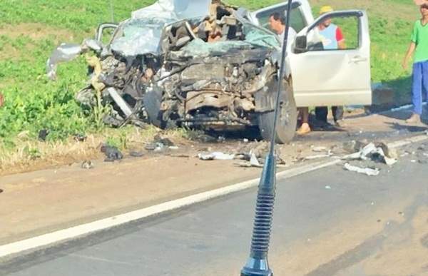 Colisão frontal entre veículos deixa vítima fatal na BR-364