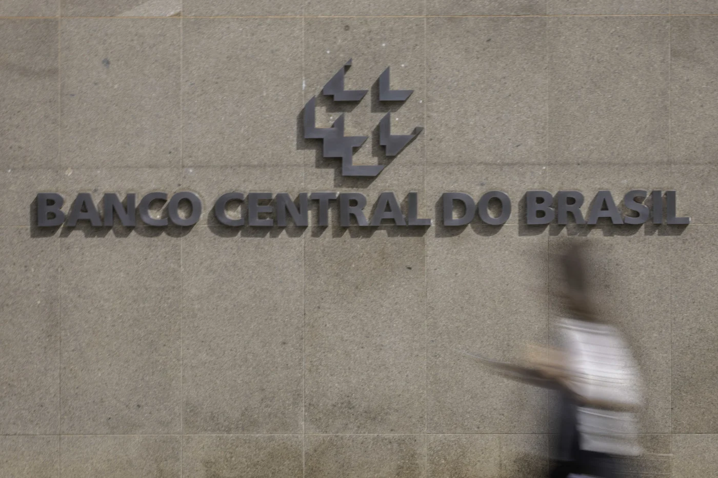 Diretor do BC afirma que salário mínimo terá aumento real com a queda da inflação