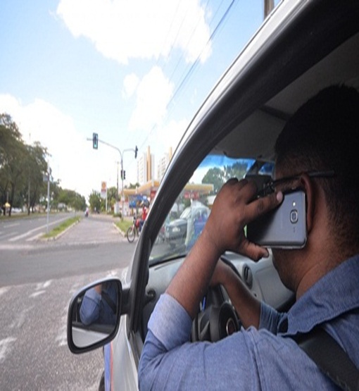 Mais de 2.500 pessoas foram multadas usando celular ao volante 