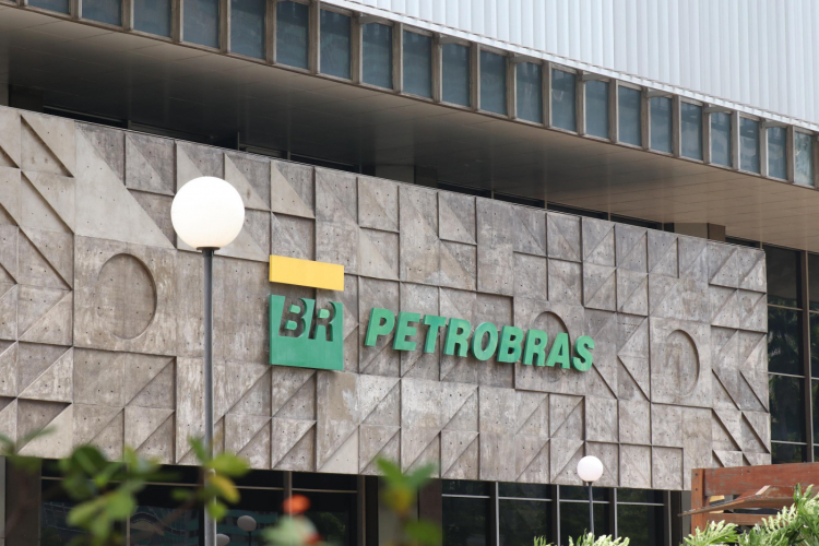 Analistas defendem mudar política de preços da Petrobras: ‘A corda esticou demais’
