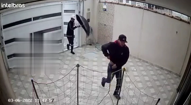 Bando invade residência, amarra vítimas, exige dinheiro e foge levando objetos 